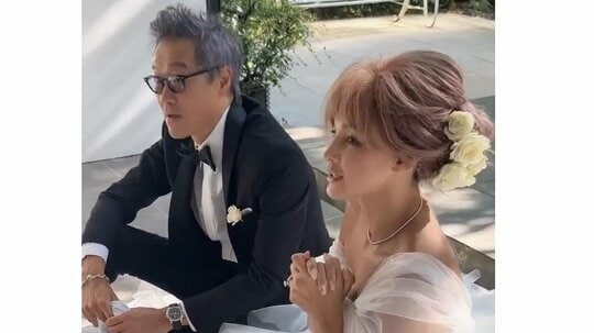 梅宮アンナ “幻の披露宴”開催日に撮影した純白のウェディングドレス姿を公開！夫と仲良く撮影する様子やシックなドレス姿に「輝いていて綺麗」「キラキラしてる」