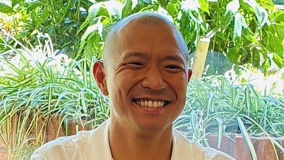 “双子誕生” ピン芸人・今井らいぱち 両腕に抱っこしながら笑顔で報告！3児の父となった姿に「R-1 頑張って下さい」とエールも