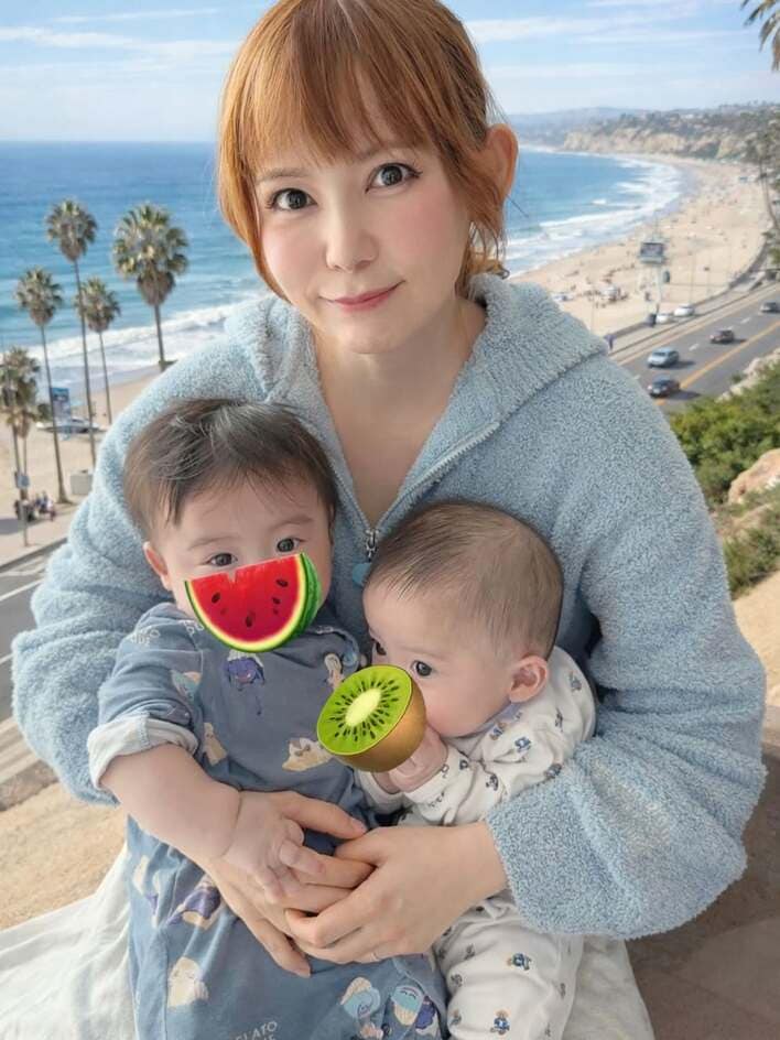 【画像19枚】「すごーい」中川翔子 生後4ヵ月双子とプールへ！？ハネた髪やキラキラお目々が激カワな“背景旅”ショットを見る