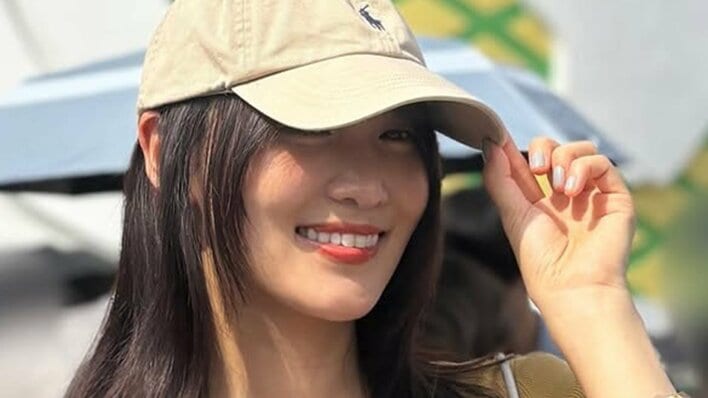 ミャクミャクと同じポーズ！元櫻坂46 菅井友香 大阪万博で「貴重な体験」おしゃれランチでビール片手に満面な笑みも