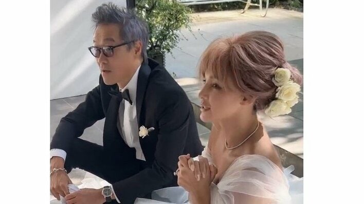 梅宮アンナ “幻の披露宴”開催日に撮影した純白のウェディングドレス姿を公開！夫と仲良く撮影する様子やシックなドレス姿に「輝いていて綺麗」「キラキラしてる」