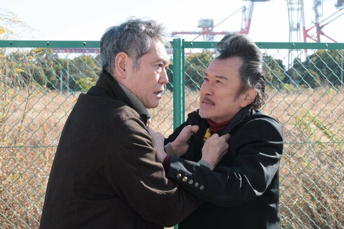 杉本哲太が吉田鋼太郎と胸倉をつかみ合ってバチバチ！？笑って泣ける第6話の場面写真が解禁に『ヤンドク！』