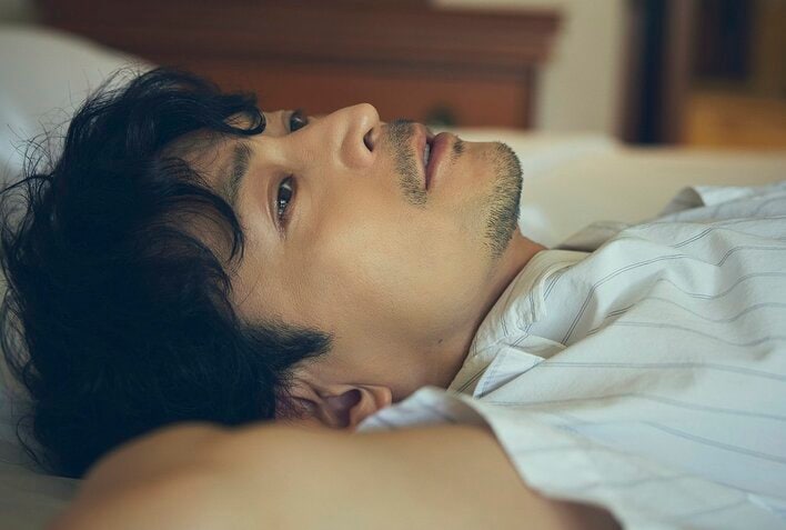 【写真】大人の色気！津田健次郎のフォトブックの先行カットを見る