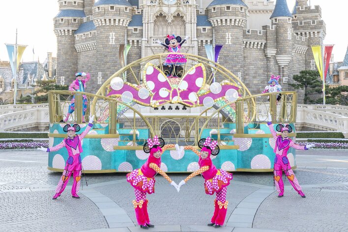 ミニーにメロメロ！ピンクコーデのパレードやハート型フードを実食