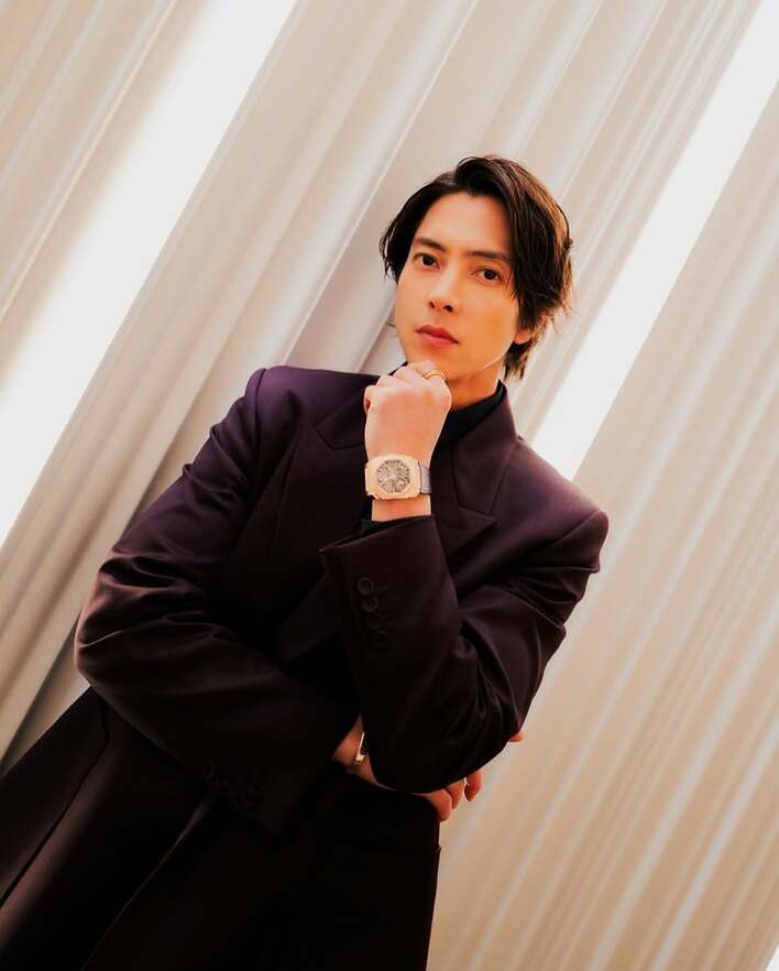 心臓もたない」山下智久 スーツ姿でファンに赤いバラを手渡し