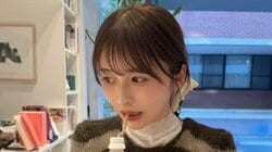 長濱ねる “おじゃる丸”連れた休日ショットを披露！ハート型に切り抜かれたニット＆メガネ姿でほほ笑む様子に注目集まる