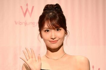 TWICE・モモ  美デコルテ映える黒ドレス姿 ほほを“桃色”に染め 「Wonjungyo（ウォンジョンヨ）」リニューアル記念発表会に登場
