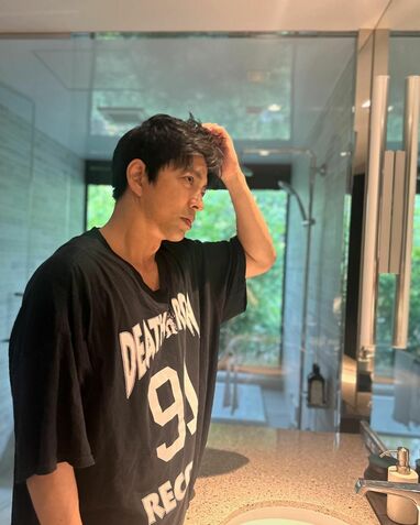 反則級…」大沢たかお(56) 鏡の前での“寝癖ショット”にファン衝撃 T