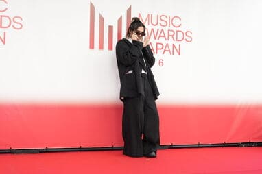 Fujii Kaze（藤井風）が観客と触れ合い大歓声！ハーフアップ