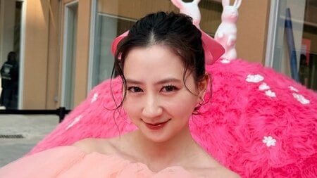 「ママとは思えない」2児の母・河北麻友子 美スタイル際立つミニ丈×肩出しピンクドレス姿披露！ふんわりチュールのコーデに「脚がキレイすぎ」
