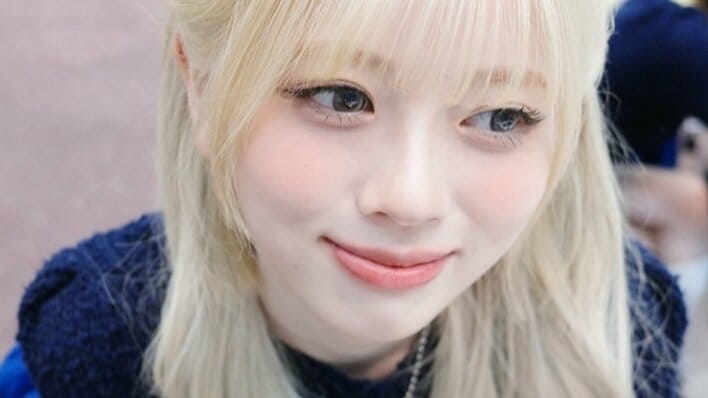 衝撃イメチェン!NiziU・RIKU “オン眉”のボーイッシュなヘアを披露 「似合う〜?笑」とキュートなポーズにファン悶絶