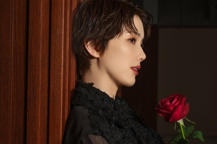 【画像12枚】真っ赤な花を手に…彩風咲奈の撮り下ろしショットと公演ビジュアルを見る