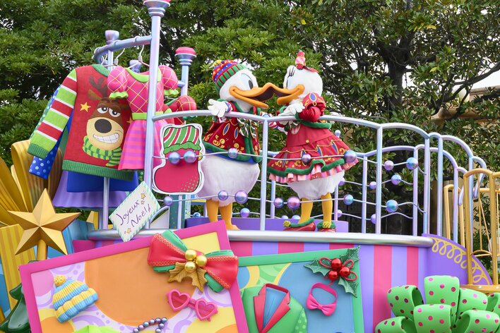まるで雪！？ディズニーランドのクリスマス 新パレードを大公開