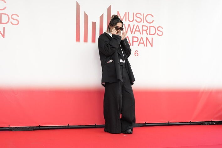 Fujii Kaze（藤井風）が観客と触れ合い大歓声！ハーフアップ