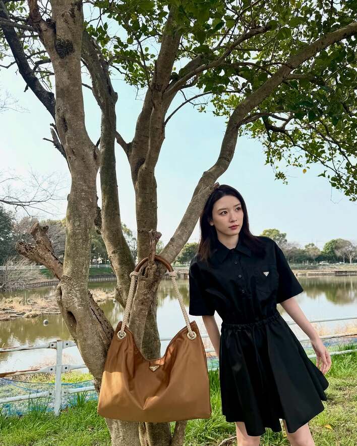 PRADA プラダ ワンピース シャツワンピ プラダ姫降臨！」永野芽郁 ミニ丈シャツワンピ姿公開！独特なバッグの