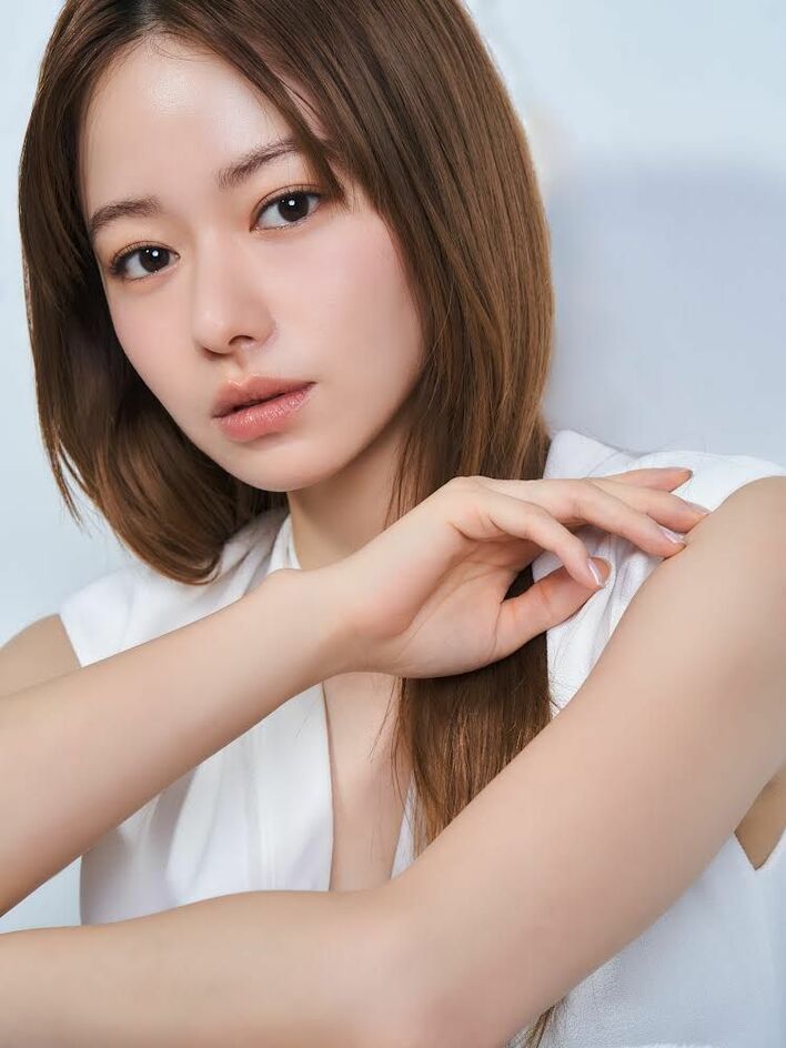 電撃結婚発表の山本舞香(27)が様々な表情でアイテムを着こなすタイ