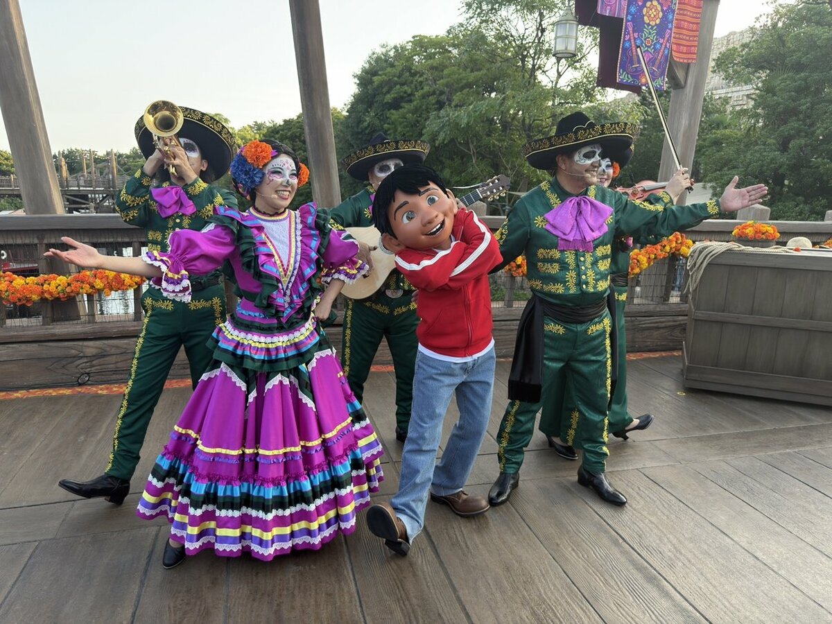 初開催】『リメンバー・ミー』がテーマの装飾がディズニーシーに広がる