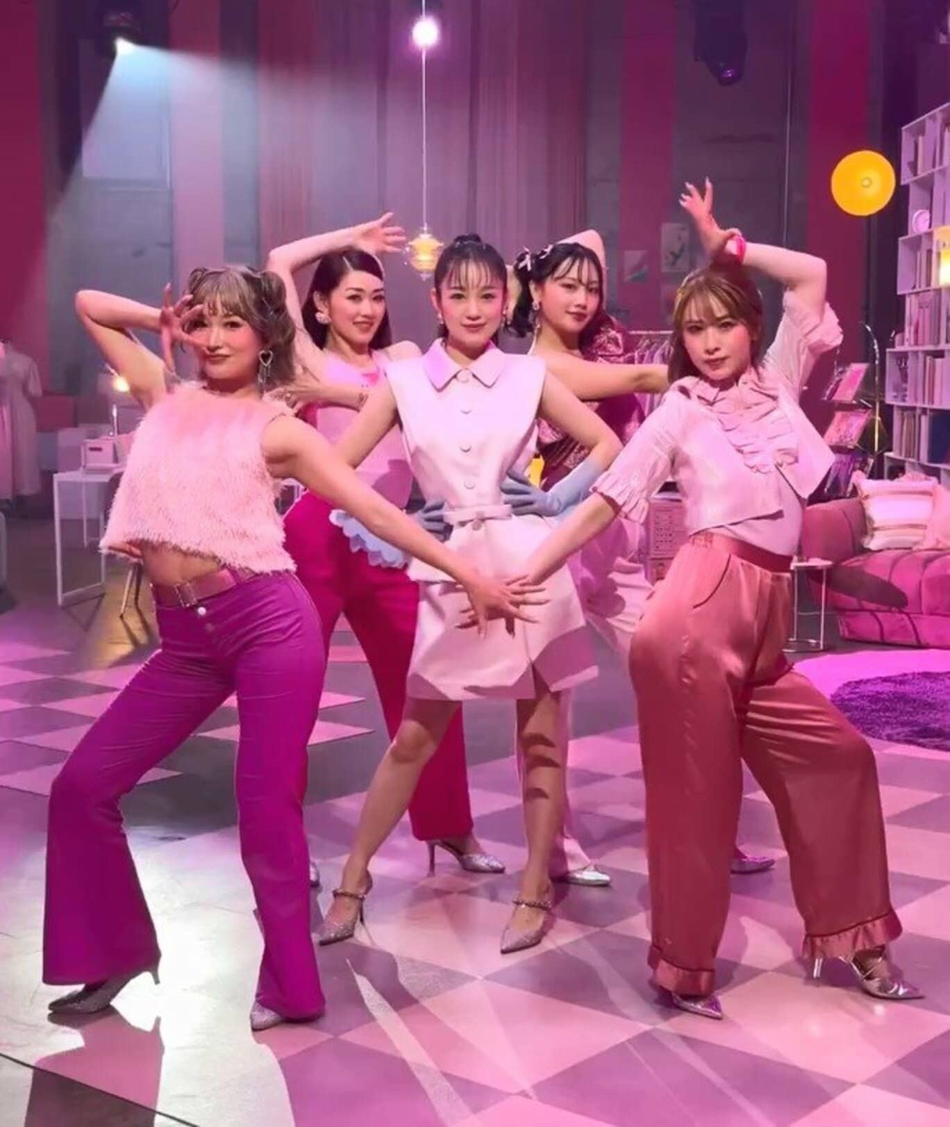 「お人形さんみたい」西野カナ “6変化”する新曲MVオフショ公開!美脚&腹筋見せのスタイル際立つピンク衣装に「どれもかわいすぎ」 | めざまし ...