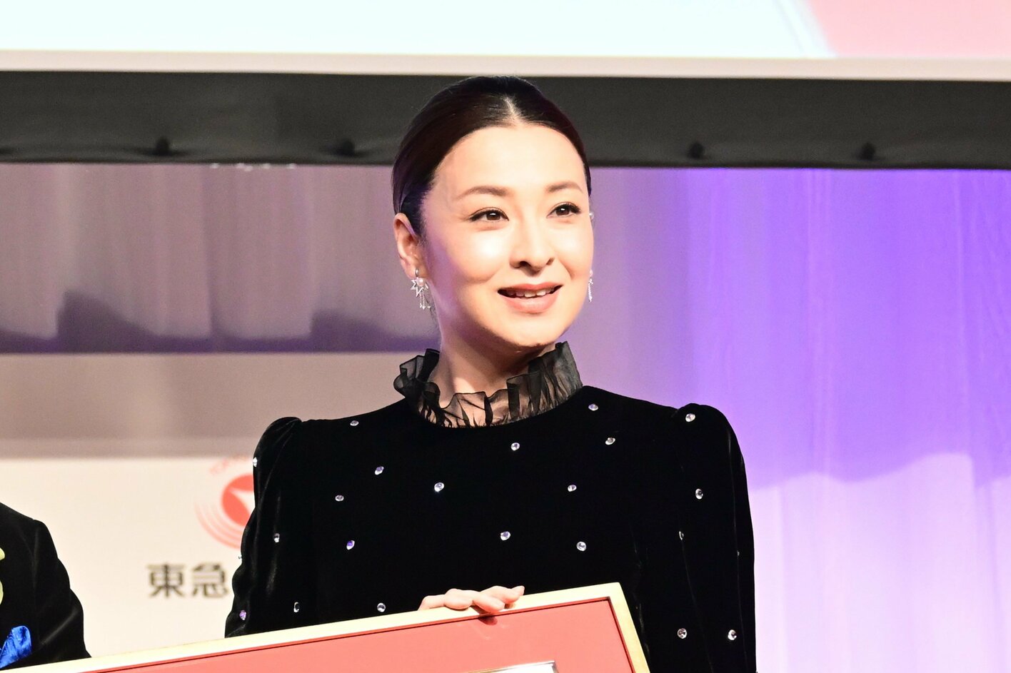 檀れい 大人の魅力溢れる優美なきらめく黒ドレス姿で登場「朝は和食です」と私生活明かす場面も ベストドレッサー賞受賞 | めざましmedia ...
