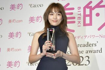 川口春奈 スタイルが際立つドレス姿で登場！美の秘訣は「よく食べてよく寝る」
