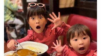 ののちゃん姉妹 お父さんに担がれる！？「逆さまにしても同じ顔」おそろいの洋服を着てケラケラはしゃぐ楽しげな笑顔に「ほのぼのする」「力持ち」