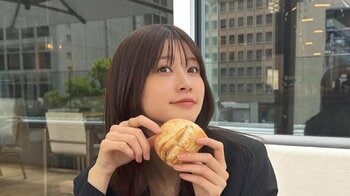 生見愛瑠 ミニ丈ボトム3連発で美脚を堂々披露！雰囲気ガラリな“おさげ”姿も「めっちゃ似合ってる！」