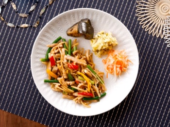 豚肉のサイズアップで食べ応え向上！「筍たっぷりチンジャオロース」が4月3日（金）にリニューアル登場