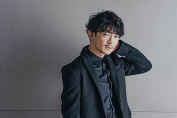 津田健次郎「力を抜いても残るもの」至近距離の空気感が伝わる写真集で表現した“大人の色気”