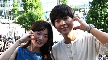 『太陽の末裔』主演ソン・ジュンギが真夏の新宿に降臨！ドラマイベントで2000人のファンが熱狂　笑顔であいさつ 