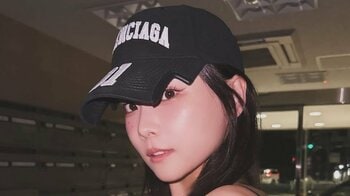 重盛さと美 黒レースキャミで“レベチ”な肩出しコーデ公開！スラッとしたスタイル際立つ姿でのキスショットに「ドキッとする」