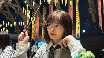 吉川愛『ハリー・ポッター』の世界でメガネ＆ミニスカ姿の魔法使いに！「かわいすぎる」の声続出