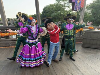 【初開催】『リメンバー・ミー』がテーマの装飾がディズニーシーに広がる！マリアッチの演奏中にミゲル登場で大盛り上がり