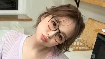 鈴木奈々 “珍しい”コーデで「絶対領域出した！」姿を披露！お団子ヘアでクールなポーズを決め「足長いです！」「お似合い」とファンくぎ付け