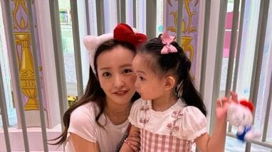 2人とも天使”板野友美2歳娘「ベビちん」とギンガムチェックの親子