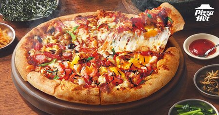 【ピザハット】韓国グルメ“石焼ビビンバ”をピザで本格再現！夏季限定の旨辛な「えびとチーズの 石焼風ビビンバ４」などのシリーズ登場