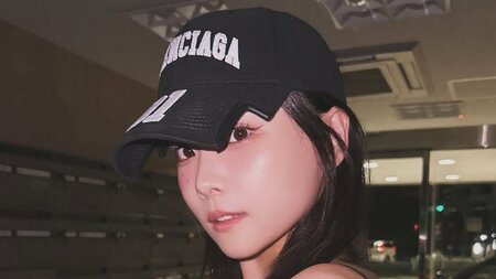 重盛さと美 黒レースキャミで“レベチ”な肩出しコーデ公開！スラッとしたスタイル際立つ姿でのキスショットに「ドキッとする」