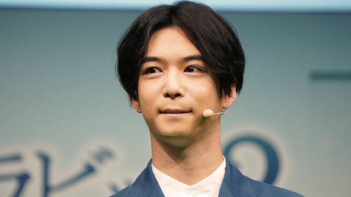 千葉雄大、コメントをウサギに阻まれる「ウサギに好かれる体質なんでね」