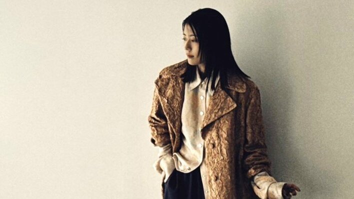 「惚れてまうやろ」有村架純（32）“春コーデ”美脚ショット披露！雑誌の撮影で見せた“華麗なターン”に「照れてる感が可愛い」「天使すぎ」