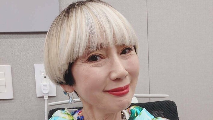 秋野暢子 製作中のガラスのお椀を披露！繊細さが光る“四季の花”を描いた作品に「才能がすごい」「こんなお皿でご飯を食べてみたい」