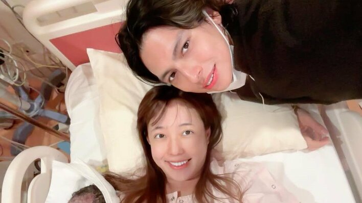 川崎希 “生後1日目”の次女に長男＆長女が会いに来た様子を公開！生後0日～2日の成長する姿も披露し「希さんとアレクさんにそっくり」「天使ちゃん」と反響