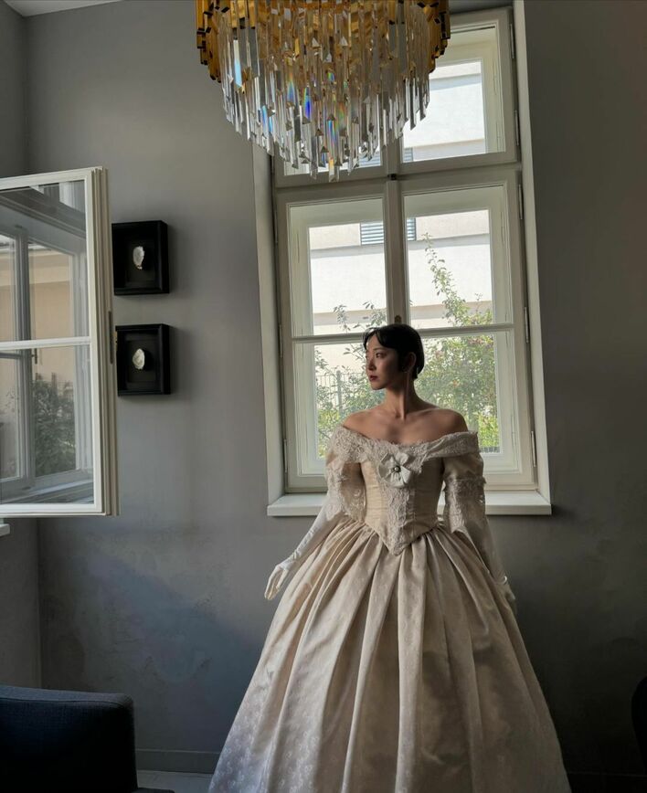 運命的出会い」鈴木愛理 約200年前のオフショルドレスが奇跡の