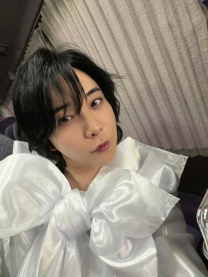 花嫁かと思った！」ミセス・大森元貴 純白×でかリボンの衣装で“妖精”に