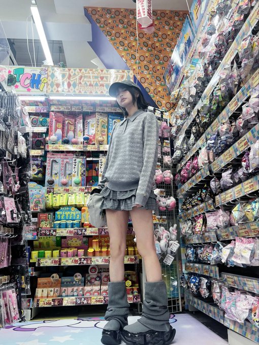 あのちゃん 変装なしドンキ降臨ショット公開！美脚際立つミニスカ