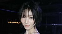 NiziU・MAYA “絶対領域”見せニーハイブーツ衣装にファン悶絶！「ビジュがどえらいことに」ピンク×黒のミニ丈コーデのショット公開「天才アイドル」