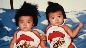 もはや超難問！“マナカナ”三倉茉奈＆佳奈「どっちがどっち？」クイズ写真を公開し反響！幼少期ショットに本人も「難しいかな？」