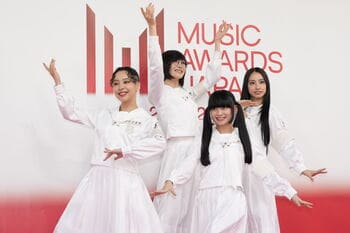 新しい学校のリーダーズが可憐な白セーラーでポーズ！MIZYU、RIN、SUZUKA、KANONがレッドカーペットに登場！【MAJ2026】