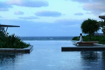 【星のや沖縄】世界で僅か5か所のブルーゾーンに認められた沖縄で、人生100年時代の“生きがい”を見つける「沖縄ブルーゾーン滞在」リニューアル