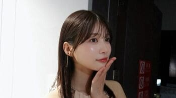 祝23歳！めるる 柔らか衣装の肩出し＆美脚チラ見せショット披露！抜群のスタイルと「お肌ツヤツヤ！」な横顔にも称賛の声