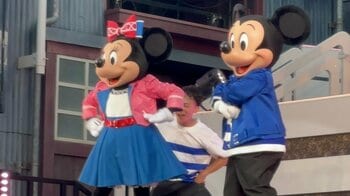 『ジャンボリミッキー』アレンジされた新ダンスフェスがディズニーシーで開催！火花や水しぶきで会場大盛り上がり