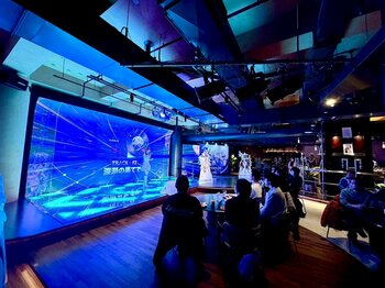 韓国発RPG「OUTERPLANE」の日本初公式ファンイベントを成功へと導いた、ホテル×LED映像特化型ホール「B.B.S. Event Dining」